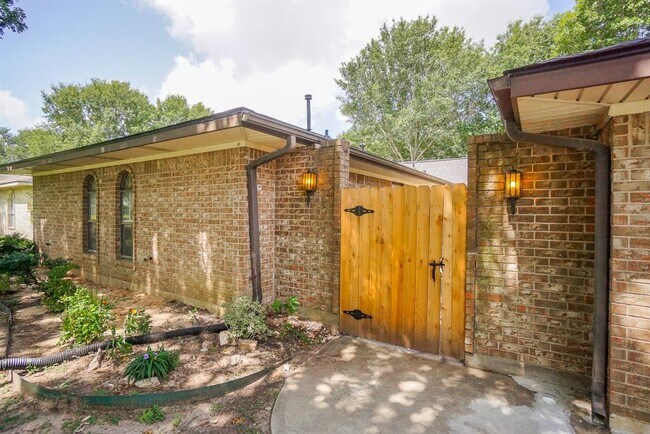 Building Photo - 2106 Crestwood Dr