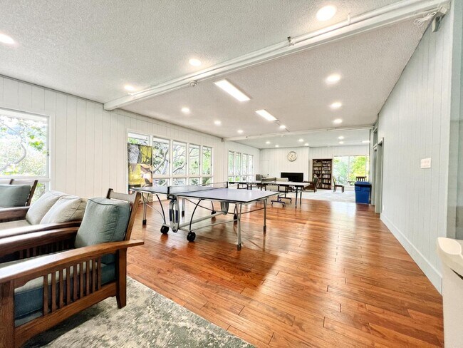 Foto del edificio - 8133 Shelter Creek Ln