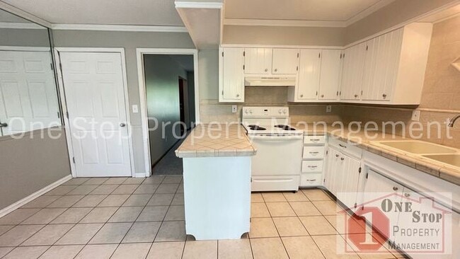 Building Photo - 2 Bedroom, 2 Bathroom Duplex in Raytown, MO