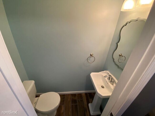 Foto del edificio - 2 br, 1.5 bath Townhome - 331 Redrome Cir W