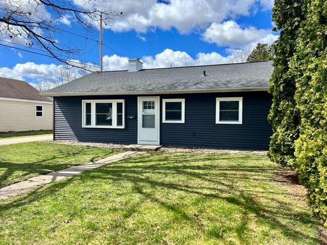 Foto del edificio - Newly Remodeled 3BR/1BA Home with Garage a...