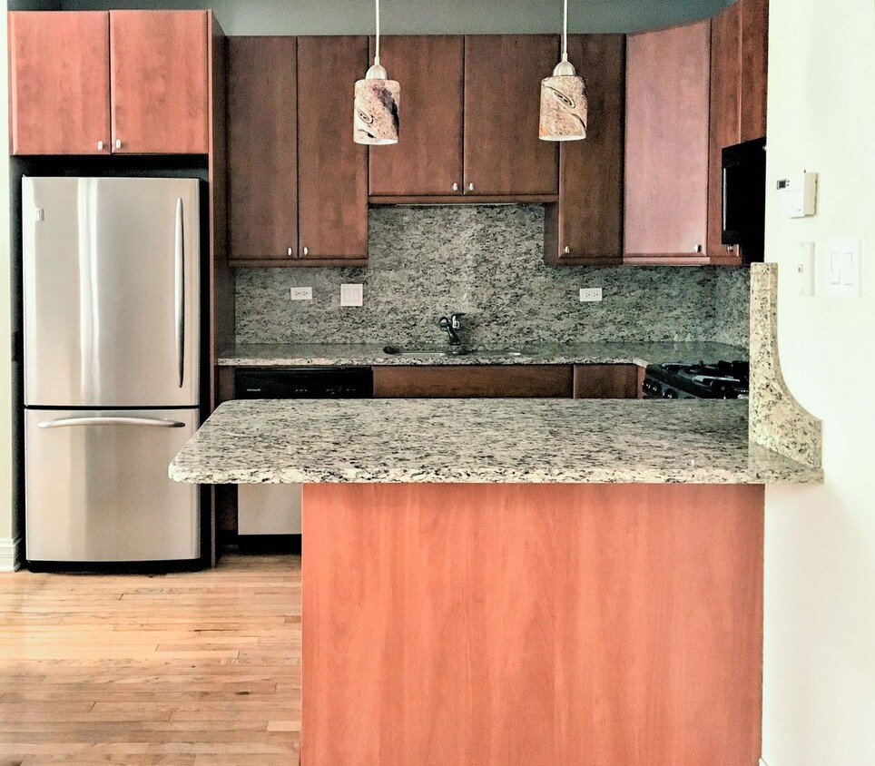 Primary Photo - 624 W Roscoe St