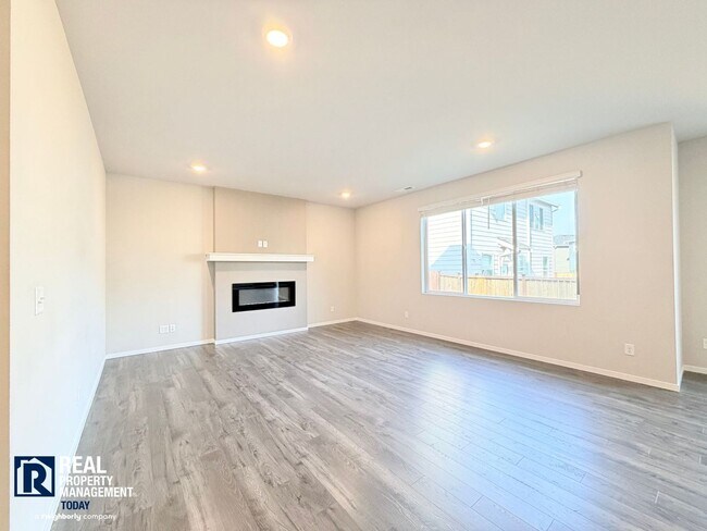 Building Photo - Rare Opportunity! Beautiful 5BR Home in Prime Puyallup Location