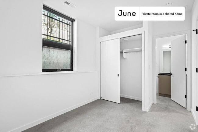 Building Photo - Private bedroom in 4 bed/3.5 bath Home