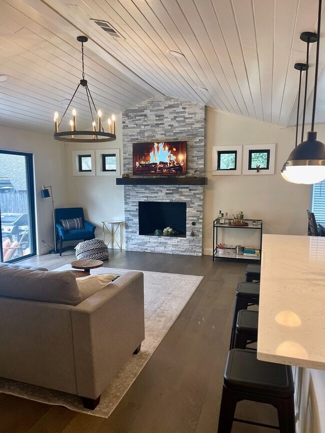 Building Photo - *** Near Domain * Stunning 4 Bedroom House...