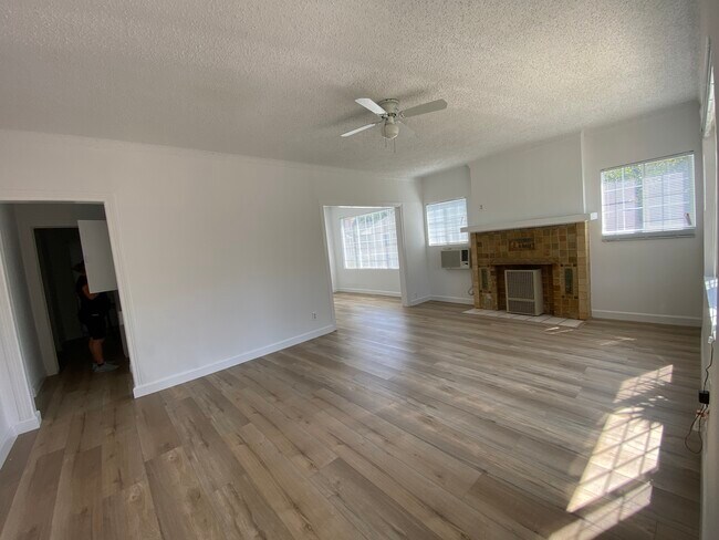 Sala de estar - 1174 S Highland Ave