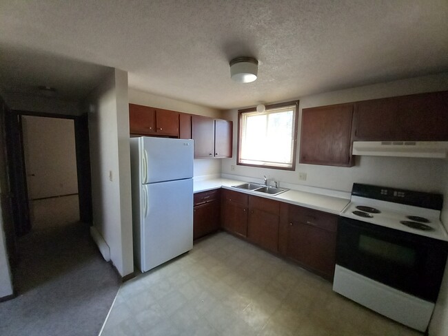 Kitchen/Hall - 103 S Campbell St