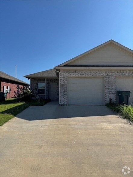 Building Photo - 2915 Peony Dr