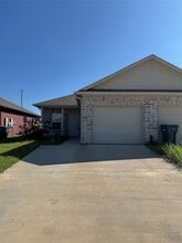 Building Photo - 2915 Peony Dr