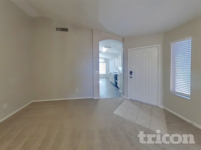 Building Photo - 4005 E La Salle St