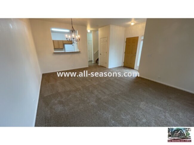 Building Photo - Fantastic two story townhome located very ...