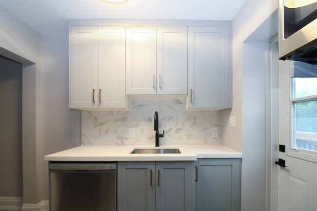 Building Photo - 468 Bolivar St