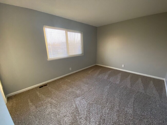 Building Photo - Remodeled 2 Bedroom Condo with Garage