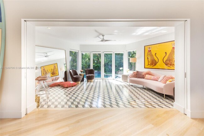 Building Photo - 424 E San Marino Dr