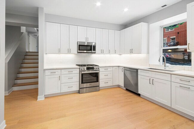 Building Photo - 4637 N Ashland Ave