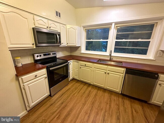 Foto del edificio - 5911 Massachusetts Ave, Bethesda, MD 20816