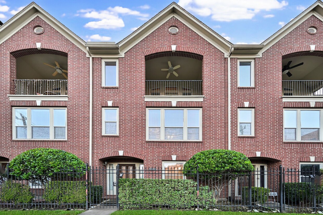 Foto principal - Gorgeous and spacious three-story townhome!