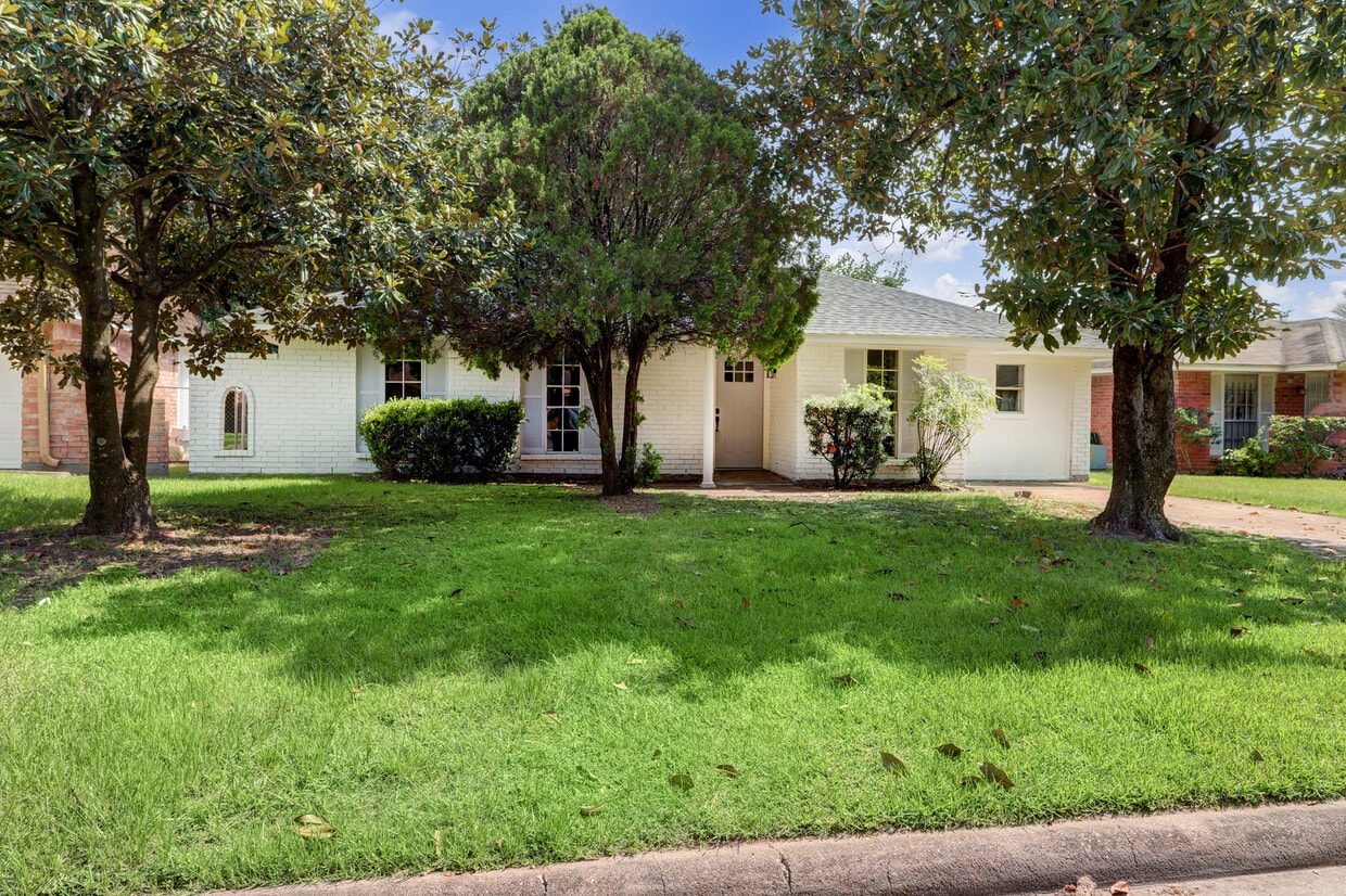 Primary Photo - 4411 Oak Shadows Dr