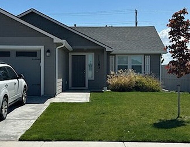 Foto del edificio - Beautiful brand new 3 bed 2 bath home in the Shadow Glenn Subdivision, just off Linden and Middle...