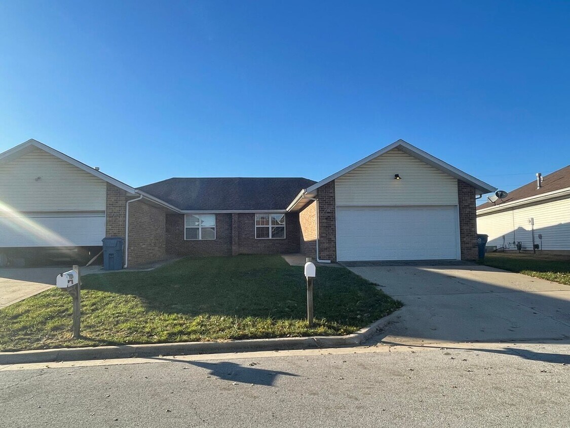 725727 Foxx Dr Unit 725 Foxx Drive, Nixa, MO 65714 Room for Rent in