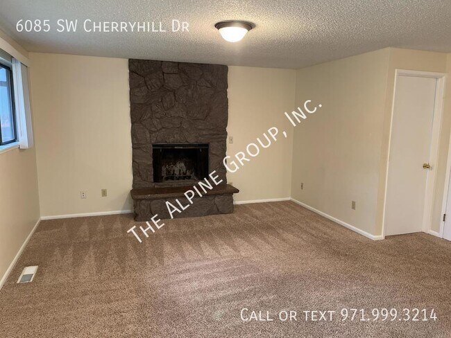Building Photo - Two bedroom townhome duplex, spacious livi...
