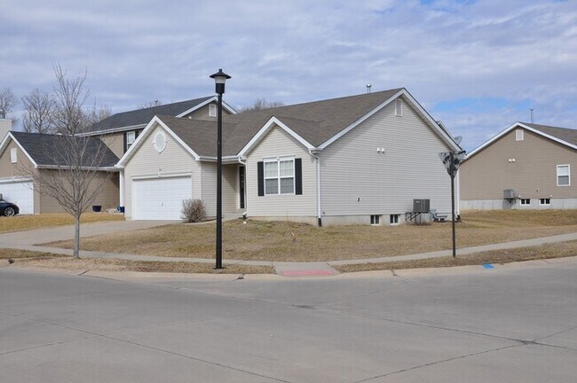 Foto del edificio - 2 bedroom 2 bath home for rent with 2 car garage, very nice