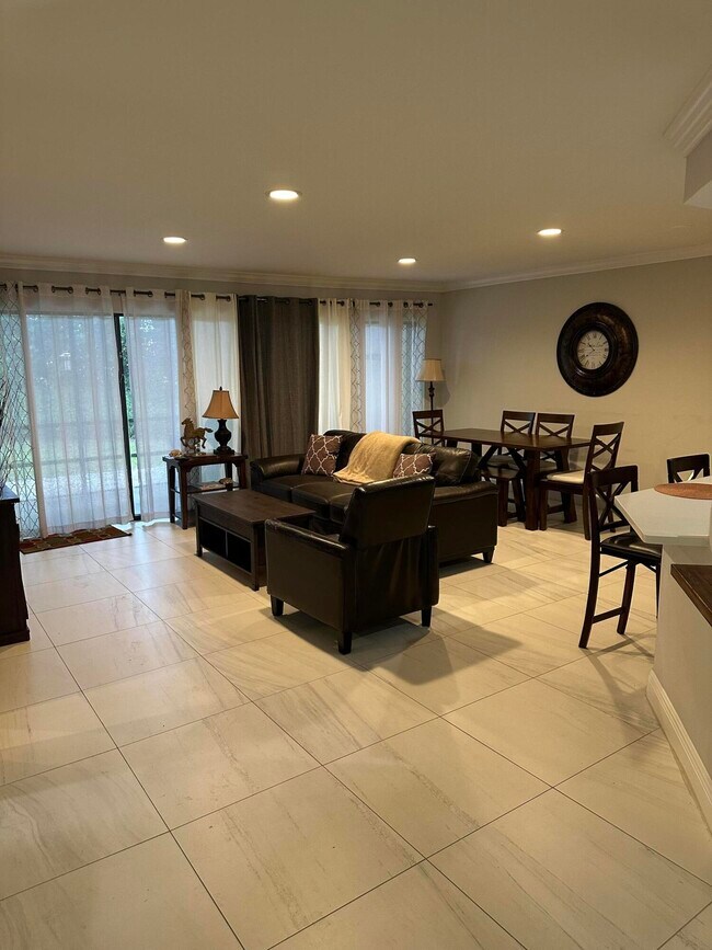 Foto del edificio - 12725 Shoreline Dr