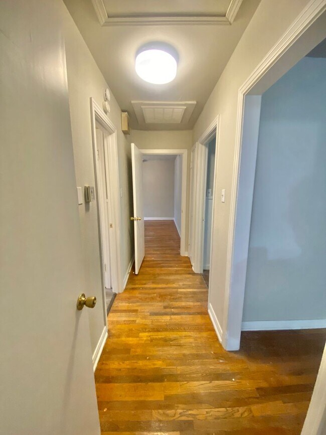 Building Photo - 2420 33rd St