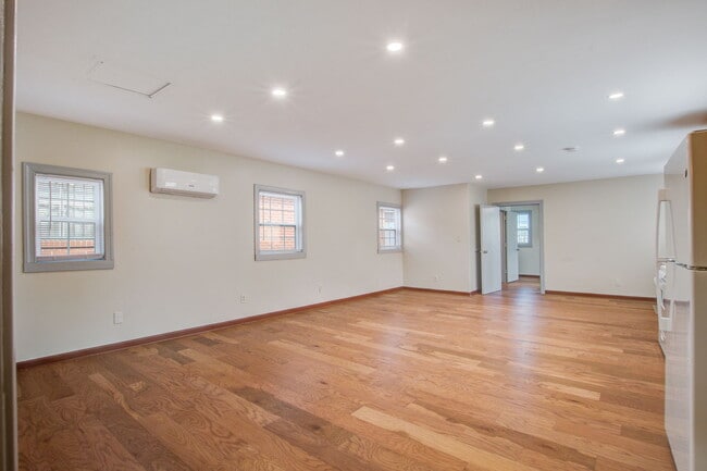 Building Photo - 198 Nassau St