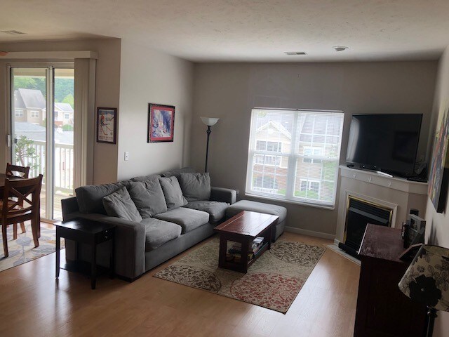 Living area - 908 Stockton Rdg