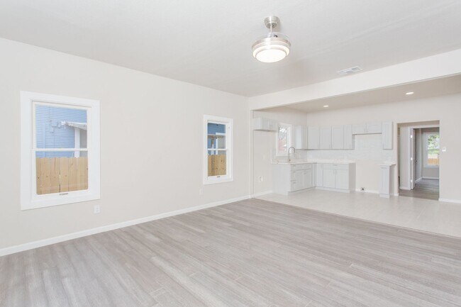 Foto del edificio - Spring Forward into Your New Home ***50% o...