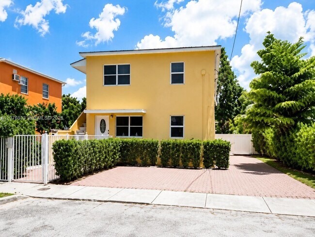 Building Photo - 985 SW 10th St