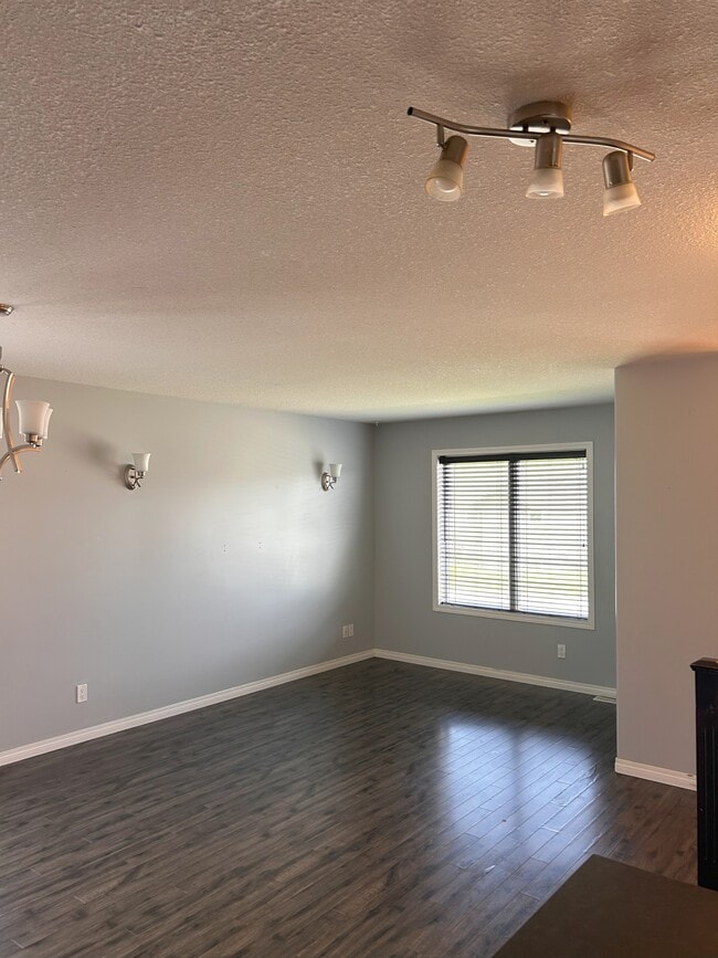 Building Photo - 655 Hampton Cir