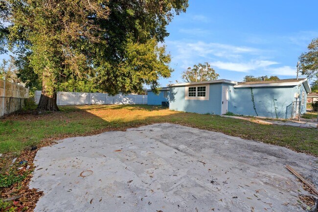 Building Photo - 9604 N 18th St