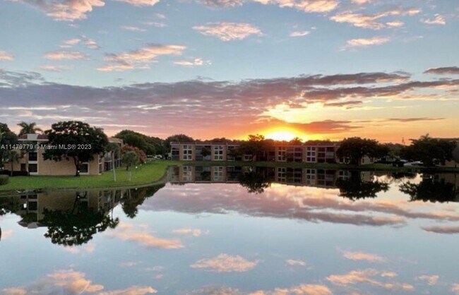 Foto del edificio - 6323 Coral Lake Dr