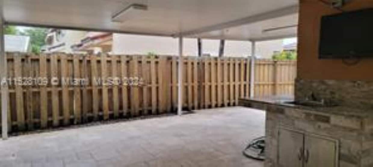 Building Photo - 560 NW 82nd Pl