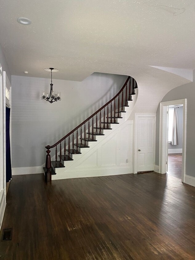 Primary Photo - 4 bed/ 2 bath