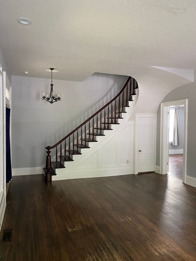 Building Photo - 221 N 8th St