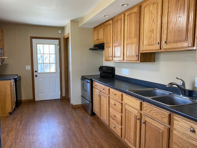 Building Photo - 400 29th Ave W