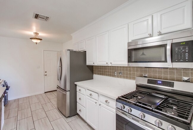 Building Photo - Wonderful SINGLE FAMILY Home with 2 Units ...