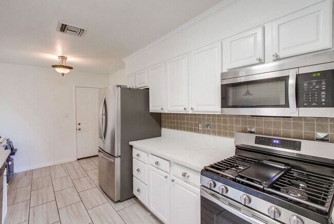 Foto del edificio - Wonderful SINGLE FAMILY Home with 2 Units ...