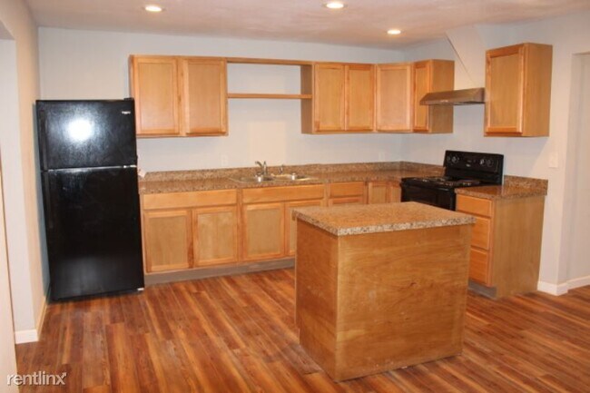 Building Photo - 3 br, 1 bath House - 18524 N Benton St