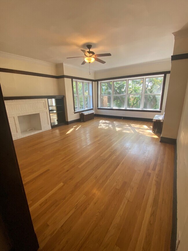 Living room - 2544 W Gunnison St