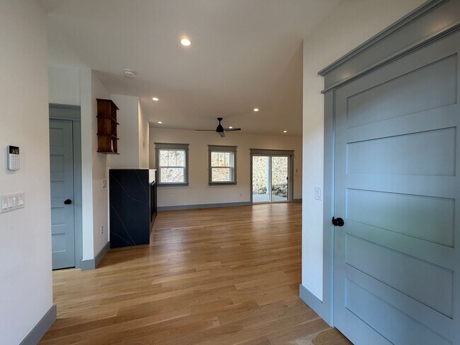 Foto del edificio - East AVL - Contemporary Arts & Crafts Home