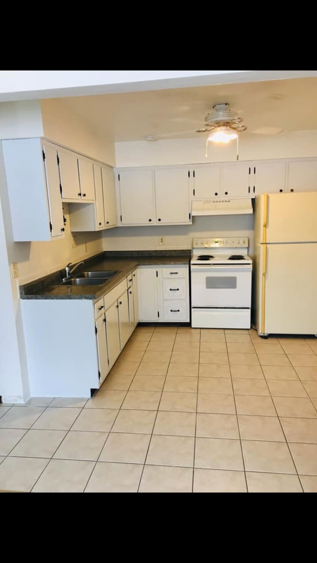 Main level 2 bedroom apartment - 20427 Clark St, Apt 4