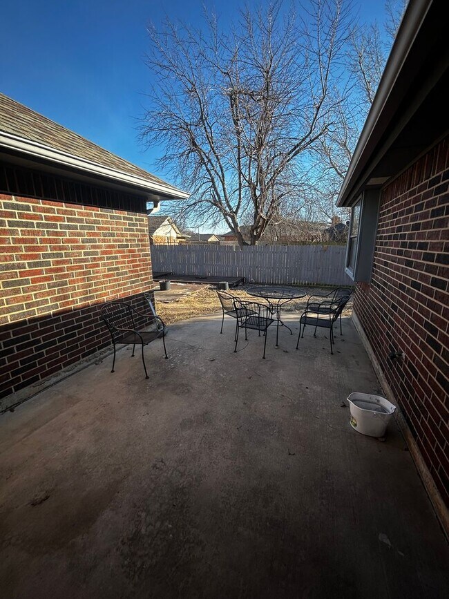 Building Photo - 3BR 2BA house plus den in Yukon!!