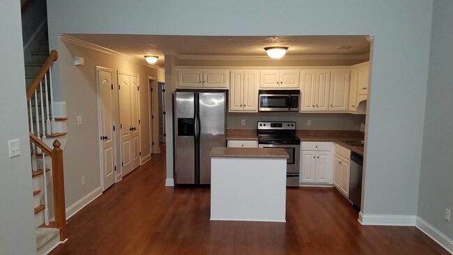 Building Photo - 811 Landing Dr