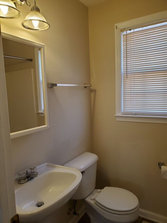 Building Photo - 1511 Converse Ave