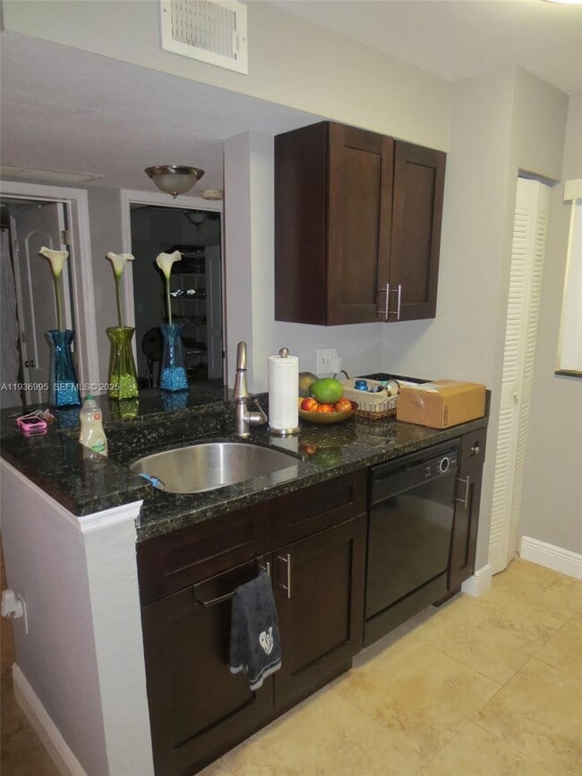 Building Photo - 2811 N Oakland Forest Dr