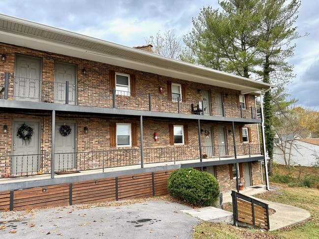 Building Photo - 216 Colonial Heights Rd
